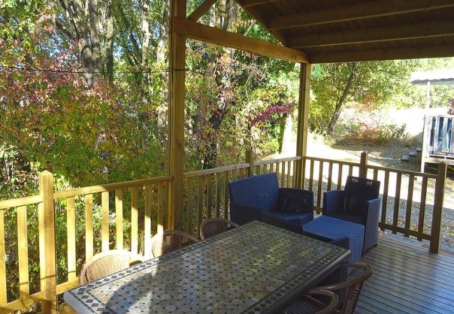 Terrasse : table avec 6 chaises et salon de jardin avec 1 banquette et 1 fauteuil
