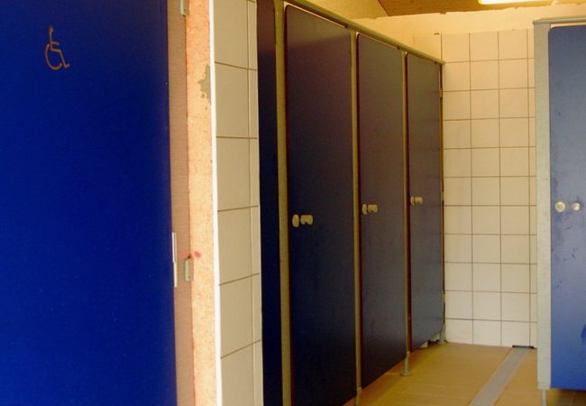 Espace douches des emplacements du camping
